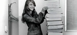 Margaret Hamilton con una pila de libros